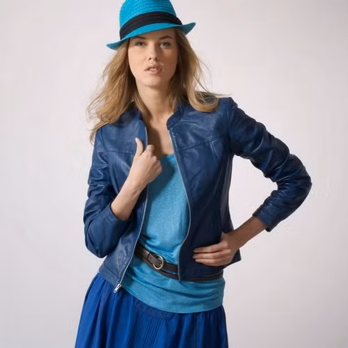 4. Áo jacket: Trong những ngày trời trở gió lạnh, những chiếc áo Jacket rất trẻ trung, phong cách này sẽ khiến bạn thật tự tin và nổi bật. Áo jacket có độ dài ngắn khác nhau, tùy thuộc vào hình thể cũng như sở thích của mỗi người mà bạn có thể chọn áo ngắn ngang lưng, ngắn đến eo hay dài quá mông. 4. Áo jacket: Trong những ngày trời trở gió lạnh, những chiếc áo Jacket rất trẻ trung, phong cách này sẽ khiến bạn thật tự tin và nổi bật. Áo jacket có độ dài ngắn khác nhau, tùy thuộc vào hình thể cũng như sở thích của mỗi người mà bạn có thể chọn áo ngắn ngang lưng, ngắn đến eo hay dài quá mông.