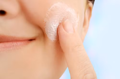 Thoa kem dưỡng ẩm mỗi ngày và chăm chỉ tẩy tế bào chết cho làn da mỗi tuần 1 lần để làn da sáng mịn Ảnh minh họa