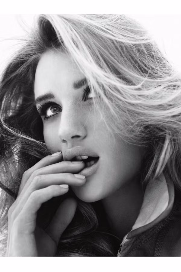 Người phụ nữ nóng bỏng nhất thế giới năm 2011 do Maxim bình chọn - Rosie Huntington - xuất hiện trên tạp chí Vogue (Đức) tháng 11 với hình ảnh gợi cảm. Người phụ nữ nóng bỏng nhất thế giới năm 2011 do Maxim bình chọn - Rosie Huntington - xuất hiện trên tạp chí Vogue (Đức) tháng 11 với hình ảnh gợi cảm.