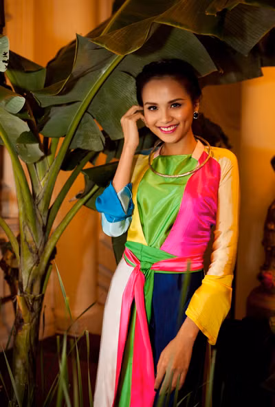 Là khán giả của đêm diễn "Bên cầu dệt lụa", Hoa hậu Diễm Hương chọn phục trang áo tứ thân. Cô chia sẻ, đây là một cách để ủng hộ nghệ thuật dân tộc.