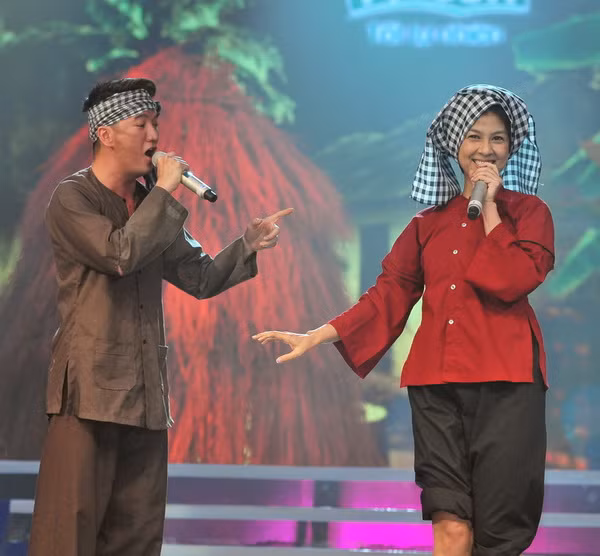 Kim Thư thành cô gái miệt vườn trong " Cặp đôi hoàn hảo" cùng với "anh hai" Hưng. Đúng là hoàn hảo!