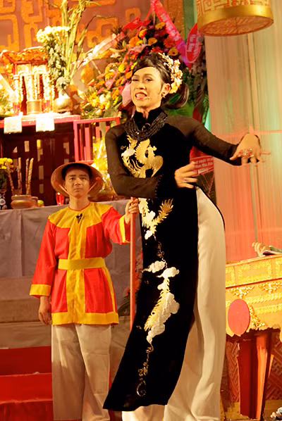 Duyên dáng trong tà áo dài dân tộc Duyên dáng trong tà áo dài dân tộc