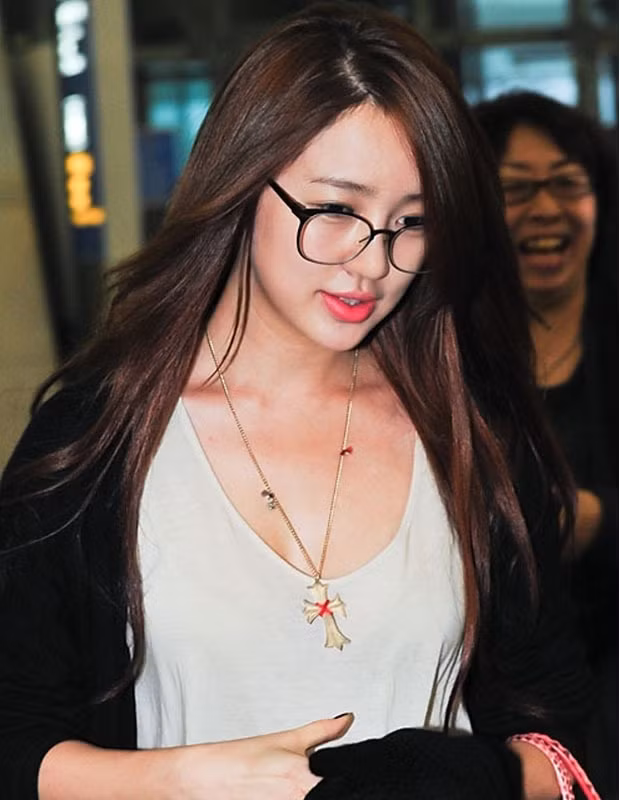 Tóc mới, cộng thêm thân hình hơi “phì nhiêu”, trông Yoon Eun Hye đúng là “mợ” thật.
