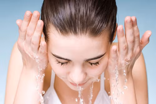 Rửa mặt bằng nước mát lạnh hoặc nén lạnh để có thể giúp đỡ loại bỏ quầng thâm và các bọng mắt xấu xí. Rửa mặt bằng nước mát lạnh hoặc nén lạnh để có thể giúp đỡ loại bỏ quầng thâm và các bọng mắt xấu xí.