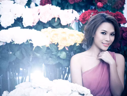 Kiểu tóc thẳng và màu môi nhạt, trang điểm nhẹ nhàng vẽ nên một chân dung Mỹ Tầm gần gũi, xinh xắn và thật đáng yêu. Vẫn phong cách trang điểm nhẹ nhàng như thế nhưng kiểu tóc xoăn, trông Mỹ Tâm trở nên lady, quyến rũ hơn. Màu môi ăn ý với bộ trang phục đang mặc, Mỹ Tâm tỏ ra rất chu đáo và cẩn thận trong phong cách trang điểm và ăn mặc. Tươi tắn, một cảm giác thoải mái mà Mỹ Tâm mang đến cho người đối diện bởi cách trang điểm nhẹ với màu môi thật tươi. Một sự biến hóa đầy bất ngờ và cá tính. Mỹ Tâm trông vô cùng lạ lẫm và ấn tượng. Tất cả sự biến hóa đầy thú vị của Mỹ Tâm trong loạt ảnh đặc biệt này nhờ sự giúp sức của chuyên gia trang điểm Hồ Khanh. Anh là một trong những chuyên gia trang điểm nổi tiếng hàng đầu tại TP.H Khám phá phong cách trang điểm của Mỹ Tâm