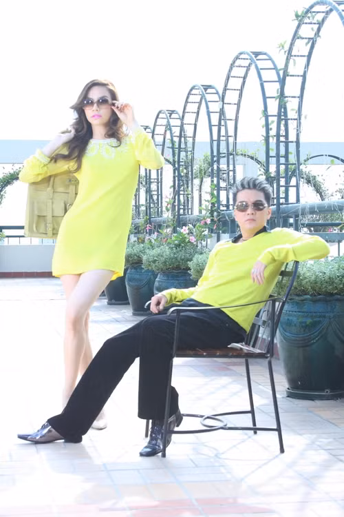 Hồ Ngọc Hà diện bộ đầm ngắn màu vàng nổi bật, khoe đôi chân thon dài.