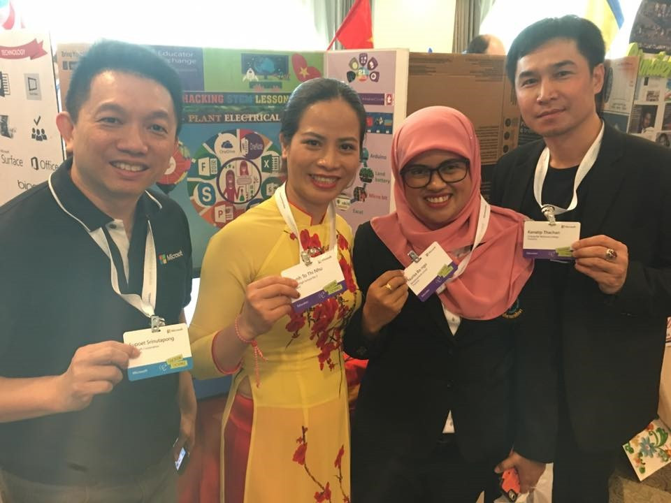 Cô Tô Thị Như Quỳnh (thứ 2 từ trái sang) và đồng nghiệp từ các nước khác thế giới tại diễn đàn giáo dục toàn cầu. (Ảnh: NVCC)
