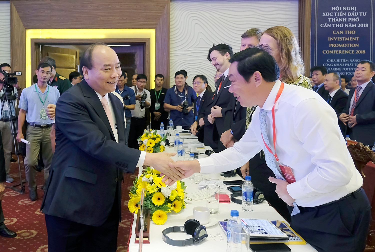 Thủ tướng hoan nghênh các nhà đầu tư tham dự Hội nghị. (Ảnh: VGP)