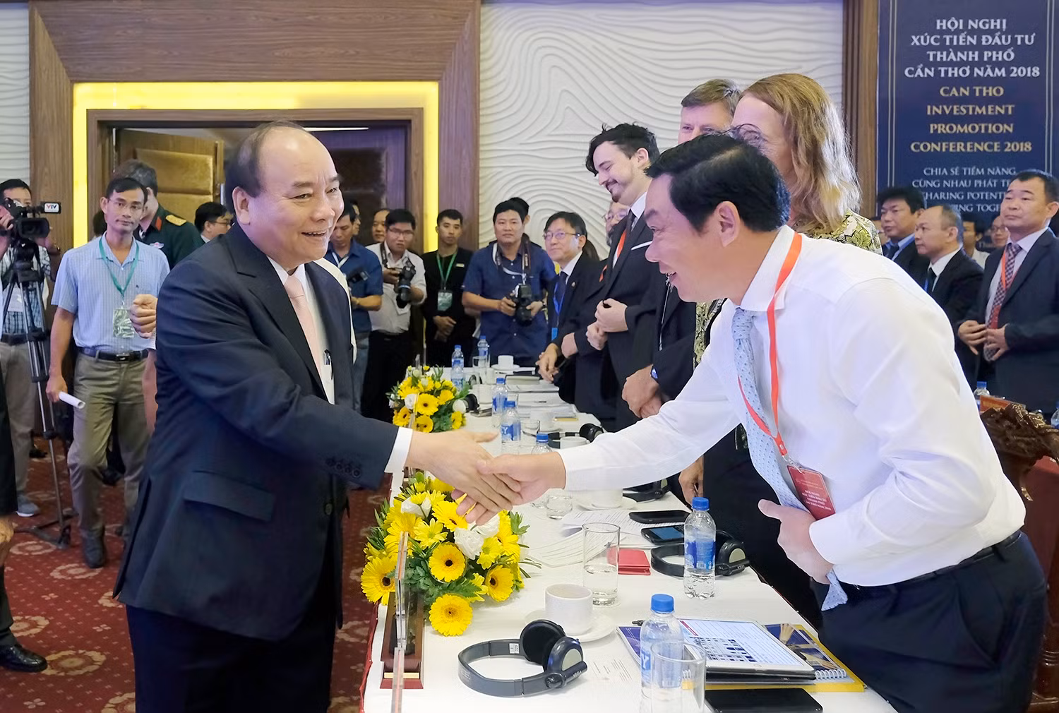 Thủ tướng hoan nghênh các nhà đầu tư tham dự Hội nghị. (Ảnh: VGP) Thủ tướng hoan nghênh các nhà đầu tư tham dự Hội nghị. (Ảnh: VGP)