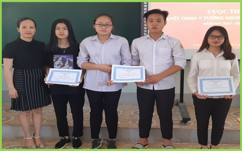 Cô Như Quỳnh (ngoài cùng bên trái) cùng học trò tại cuộc thi thuyến trình ý tưởng nghiên cứu khoa học. (Ảnh: NVCC)