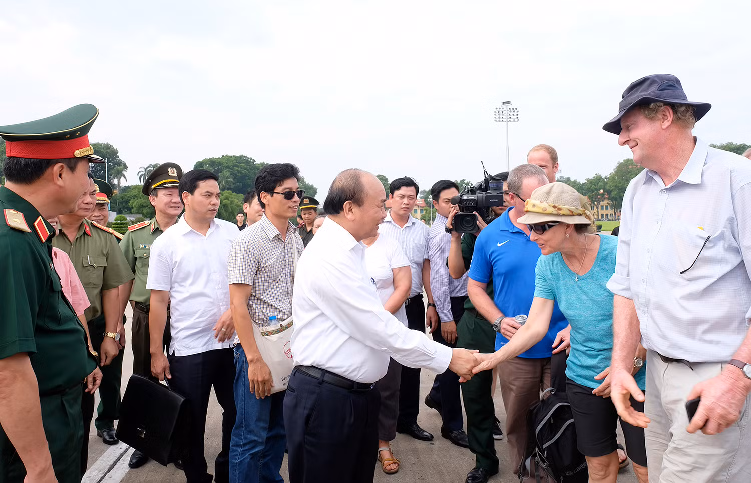 Thủ tướng bắt tay du khách thăm quan Lăng. (Ảnh: VGP) Thủ tướng bắt tay du khách thăm quan Lăng. (Ảnh: VGP)