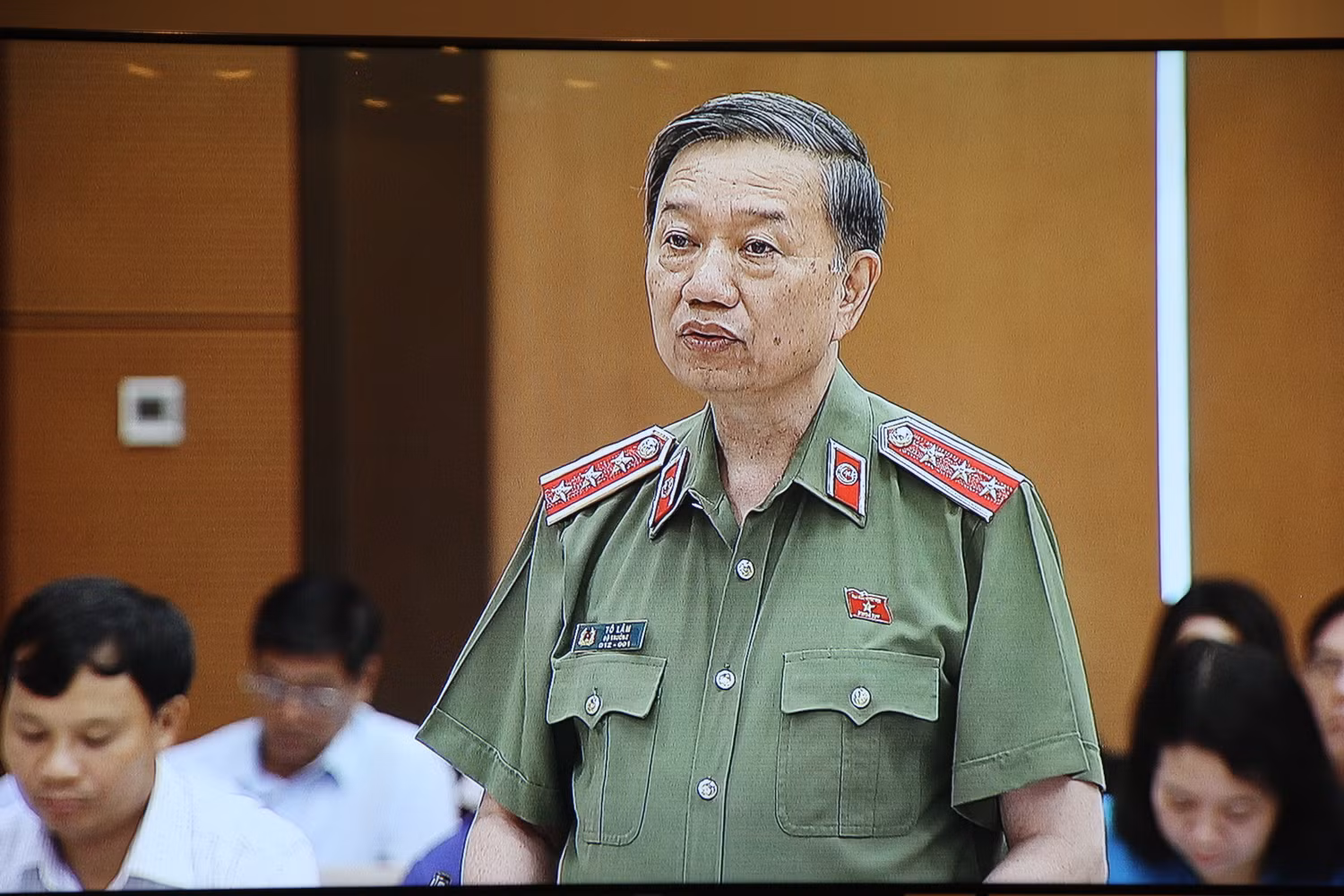 Bộ trưởng Bộ Công an Tô Lâm trả lời chất vấn. (Ảnh chụp màn hình: Đỗ Thơm)