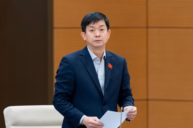Tổng Thư ký Quốc hội, Chủ nhiệm Văn phòng Quốc hội Lê Quang Tùng trình bày Báo cáo. Ảnh: Duy Linh