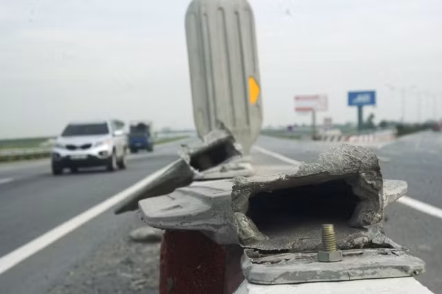 Ngoài việc bị các đối tượng phá hoại thì có vẻ chất lượng của những tấm chống lóa này cũng không được tốt? Ngoài việc bị các đối tượng phá hoại thì có vẻ chất lượng của những tấm chống lóa này cũng không được tốt?