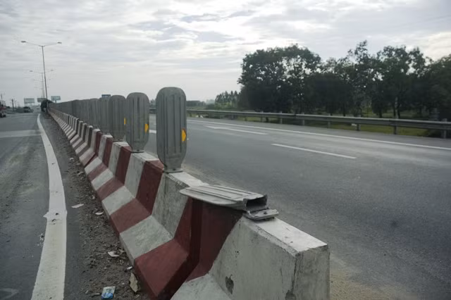 Các tấm chống lóa giao thông được lắp đặt trên đường Pháp Vân - Cầu Giẽ qua đoạn đường xã Đại Xuyên - Phú Xuyên - Hà Nội đã bị một số đối tượng thiếu ý thức phá hoại nhiều ngày nay... Các tấm chống lóa giao thông được lắp đặt trên đường Pháp Vân - Cầu Giẽ qua đoạn đường xã Đại Xuyên - Phú Xuyên - Hà Nội đã bị một số đối tượng thiếu ý thức phá hoại nhiều ngày nay...