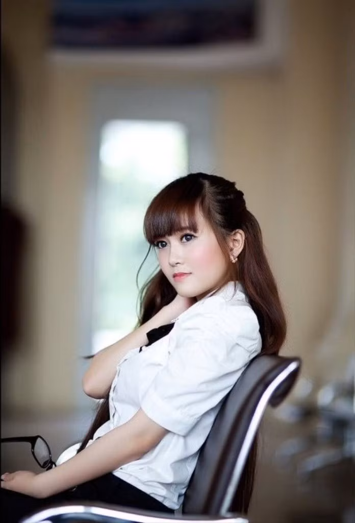 Đặng Quỳnh sở hữu gương mặt baby dễ thương, ánh mắt trong veo, tươi sáng và một mái tóc dài mượt mà.