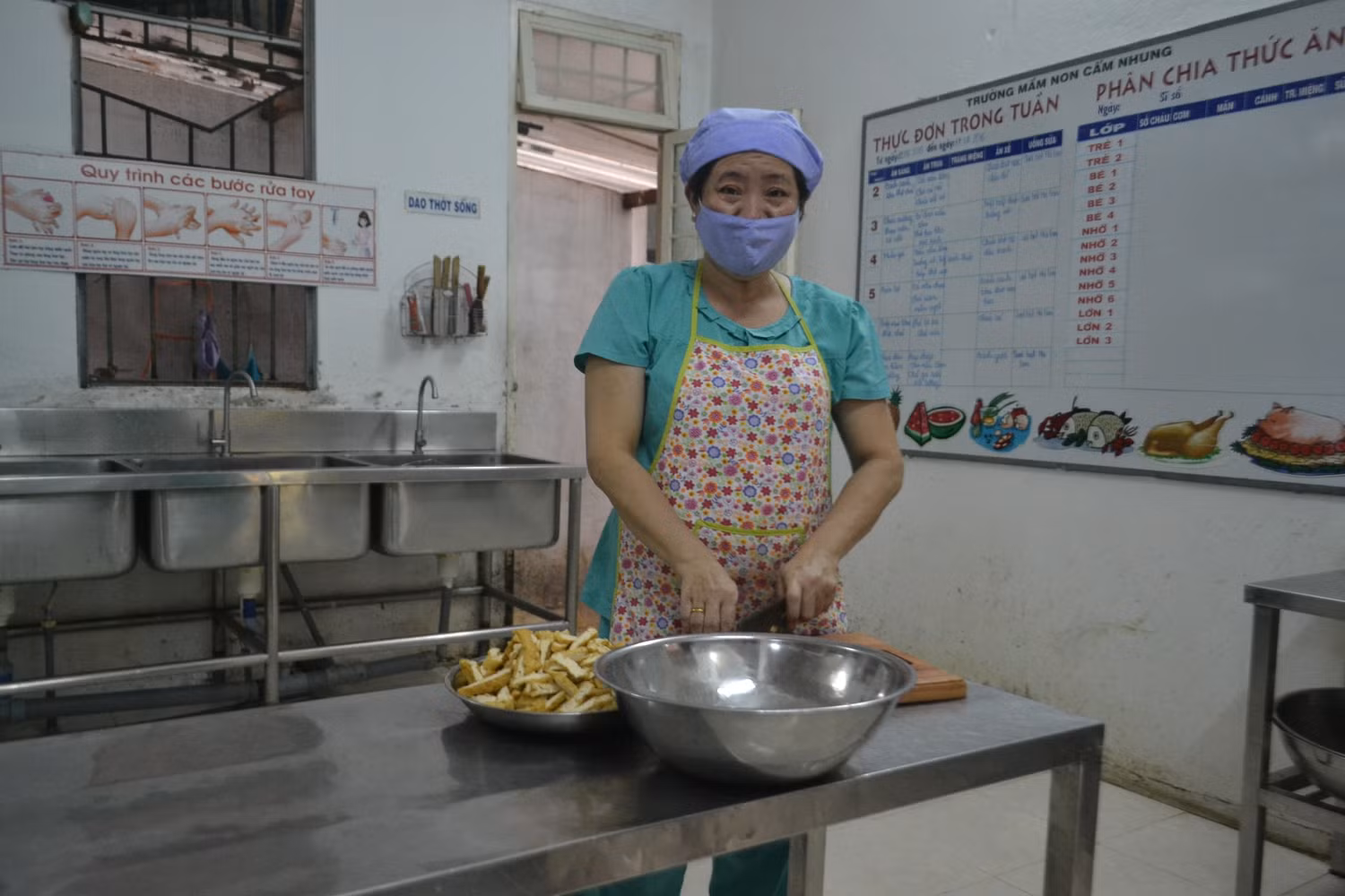Các bếp ăn ở trường mầm non công lập đảm bảo vệ sinh tốt hơn so với các điểm giữ trẻ tư nhân. (Trong ảnh: khâu chế biến thực phẩm tại một trường mầm non). Các bếp ăn ở trường mầm non công lập đảm bảo vệ sinh tốt hơn so với các điểm giữ trẻ tư nhân. (Trong ảnh: khâu chế biến thực phẩm tại một trường mầm non).
