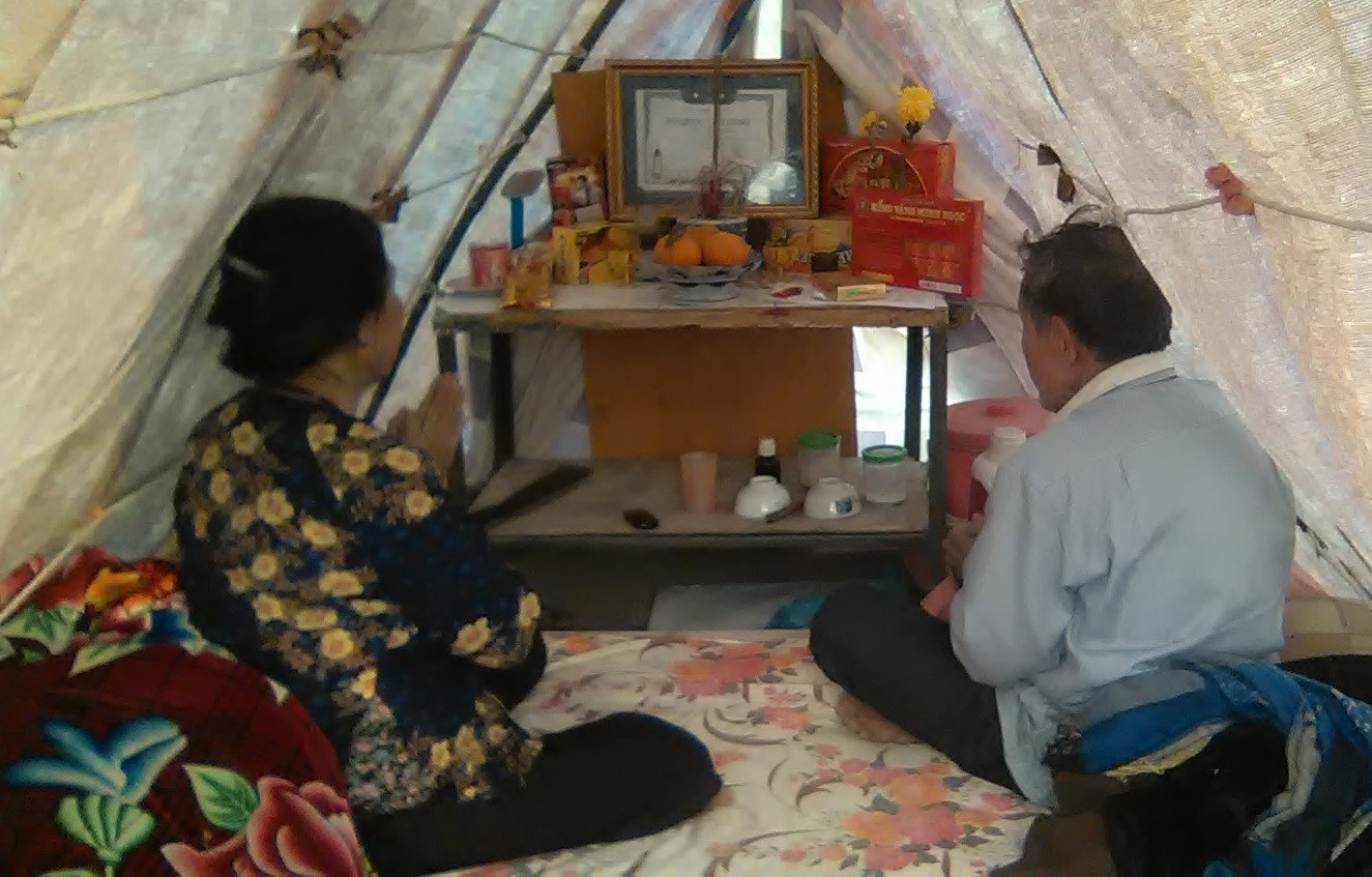 Vợ chồng bà An dựng tạm túp lều đặt ban thờ liệt sĩ Bùi Văn Cường (bố chồng bà An).
