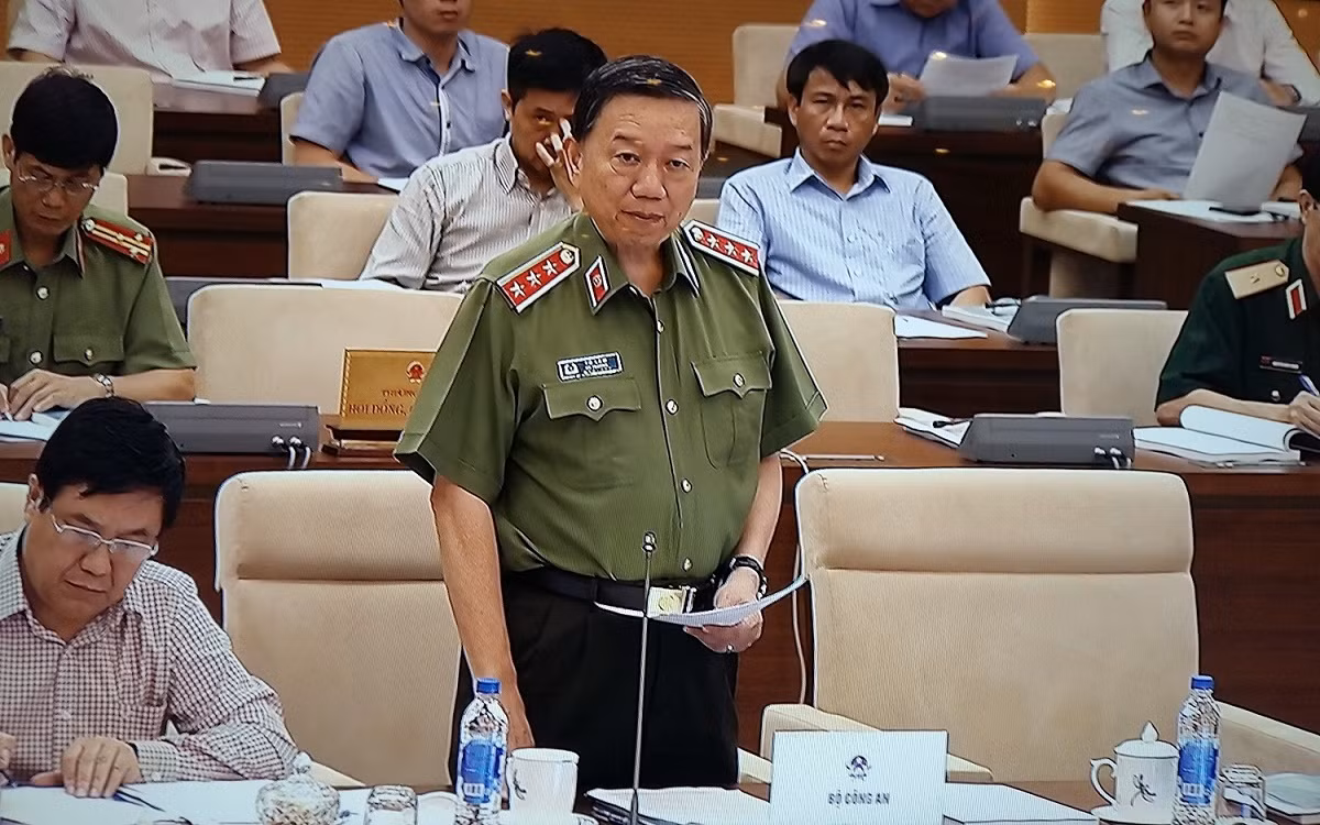 Thượng tướng Tô Lâm - Bộ trưởng Bộ Công an trình bày dự thảo Luật Cảnh vệ tại Ủy ban Thường vụ Quốc hội sáng 15/8. ảnh: Ngọc Quang. Thượng tướng Tô Lâm - Bộ trưởng Bộ Công an trình bày dự thảo Luật Cảnh vệ tại Ủy ban Thường vụ Quốc hội sáng 15/8. ảnh: Ngọc Quang.