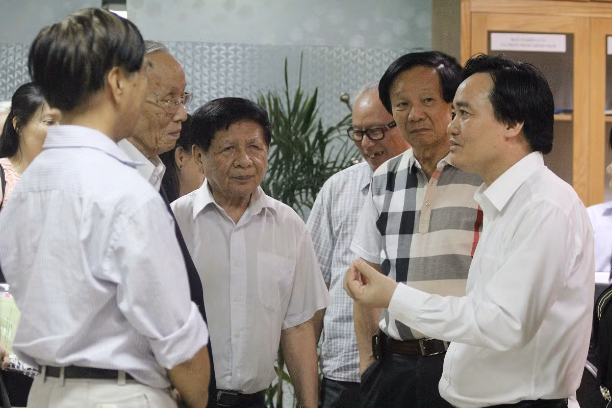 Bộ trưởng Phùng Xuân Nhạ cùng trao đổi với các lãnh đạo của Hiệp hội, tìm ra những phương án tối ưu nhất cho nền giáo dục Việt Nam. ảnh: Ngọc Quang.