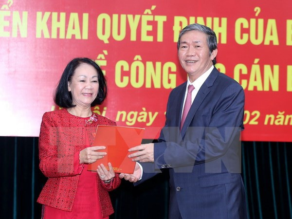 Thường trực Ban Bí thư - ông Đinh Thế Huynh trao Quyết định của Bộ Chính trị cho bà Trương Thị Mai. (Ảnh: An Đăng/TTXVN). Thường trực Ban Bí thư - ông Đinh Thế Huynh trao Quyết định của Bộ Chính trị cho bà Trương Thị Mai. (Ảnh: An Đăng/TTXVN).