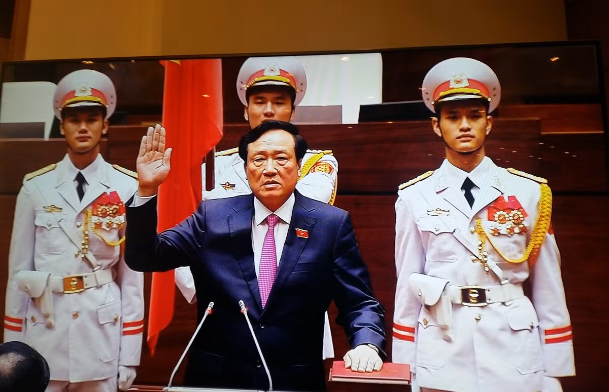 Chánh án TAND Tối cao - ông Nguyễn Hòa Bình thực hiện nghi thức tuyên thệ trước Quốc hội khóa XIV. ảnh: Ngọc Quang. Chánh án TAND Tối cao - ông Nguyễn Hòa Bình thực hiện nghi thức tuyên thệ trước Quốc hội khóa XIV. ảnh: Ngọc Quang.