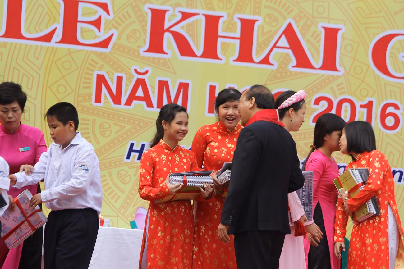 Thủ tướng tặng quà, động viên các em học sinh khiêm thị. ảnh: Ngọc Quang.