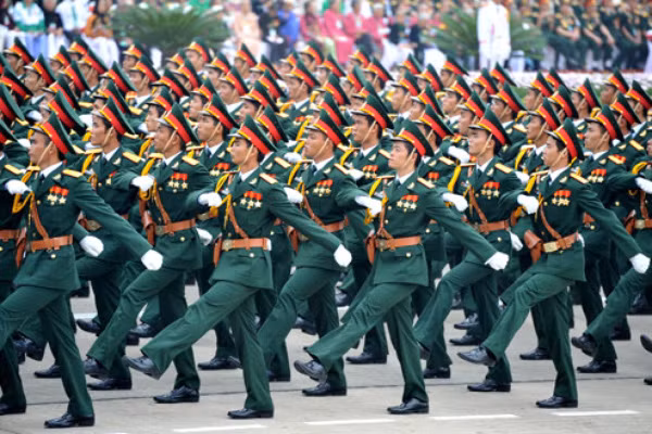 Chính phủ quy định nhiều chính sách thuận lợi với sĩ quan, quân nhân chuyên nghiệp nghỉ hưu. ảnh: TTXVN.