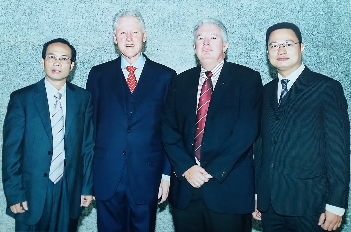 TS.Nguyễn Tiến Luận cho biết, Cựu Tổng thống Bill Clinton và ông Michael Mann (thứ 2 từ phải) - Giám đốc Đại học quốc tế Laureate (Úc) sẵn sàng hợp tác nếu Việt Nam xây dựng trường đại học đẳng cấp quốc tế. TS.Nguyễn Tiến Luận cho biết, Cựu Tổng thống Bill Clinton và ông Michael Mann (thứ 2 từ phải) - Giám đốc Đại học quốc tế Laureate (Úc) sẵn sàng hợp tác nếu Việt Nam xây dựng trường đại học đẳng cấp quốc tế.