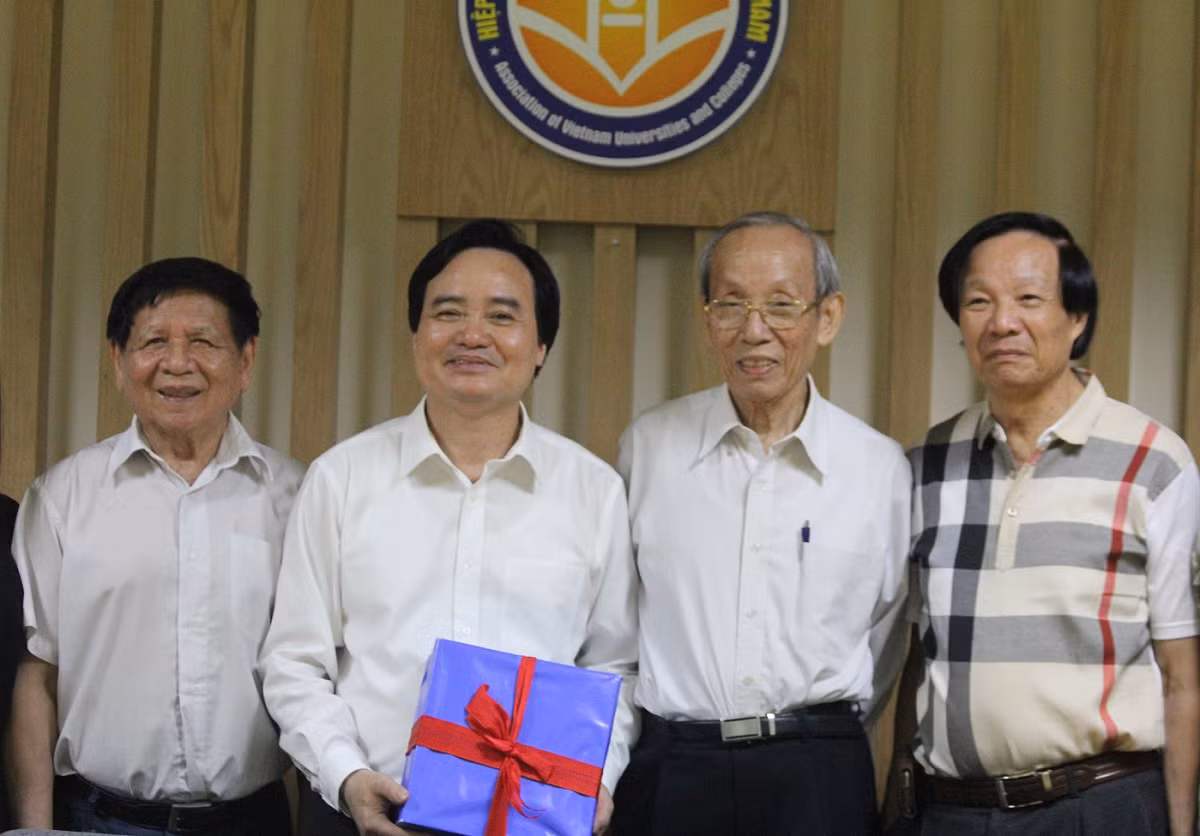Từ trái qua phải: PGS.TS Trần Xuân Nhĩ - Phó Chủ tịch AVUC; Bộ trưởng Phùng Xuân Nhạ; GS.Trần Hồng Quân - Chủ tịch AVUC; TSKH Phan Quang Trung - Phó Chủ tịch AVUC. ảnh: Ngọc Quang.