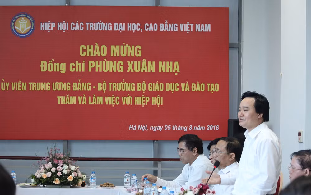 Đáp lời GS.Trần Hồng Quân, Bộ trưởng Phùng Xuân Nhạ mong muốn Hiệp hội Các trường Đại học, Cao đẳng Việt Nam tiếp tục có những đóng góp mạnh mẽ hơn nữa cho mục tiêu đổi mới giáo dục nước nhà. ảnh: Ngọc Quang.