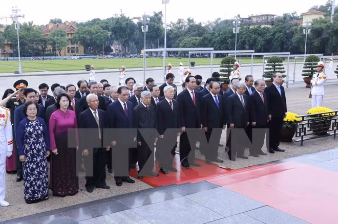 Lãnh đạo Đảng, Nhà nước đặt vòng hoa và vào lăng viếng Chủ tịch Hồ Chí Minh. (Ảnh: An Đăng/TTXVN). Lãnh đạo Đảng, Nhà nước đặt vòng hoa và vào lăng viếng Chủ tịch Hồ Chí Minh. (Ảnh: An Đăng/TTXVN).