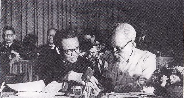 Đồng chí Xuân Thủy cùng với Bác Hồ. ảnh tư liệu. Đồng chí Xuân Thủy cùng với Bác Hồ. ảnh tư liệu.
