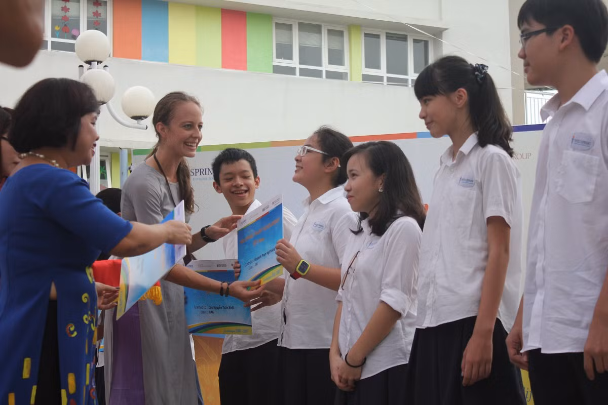 Những học sinh xuất sắc được trao tặng học bổng trước khi vào năm học mới. ảnh: Hương Giang.