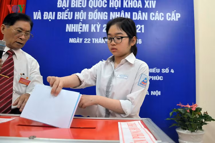 Nữ sinh Trung học phổ thông-công dân 18 tuổi lần đầu đi bầu cử Nữ sinh Trung học phổ thông-công dân 18 tuổi lần đầu đi bầu cử