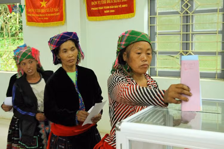 Do đặc thù địa phương, nhiều xã vùng cao Lai Châu tổ chức bầu cử sớm cho bà con từ 6h30 sáng nay. Do đặc thù địa phương, nhiều xã vùng cao Lai Châu tổ chức bầu cử sớm cho bà con từ 6h30 sáng nay.