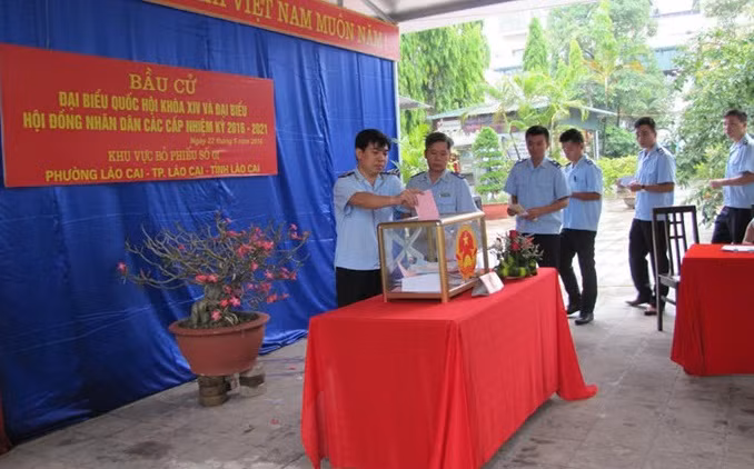 Sáng nay, cùng với cử tri cả nước, cử tri Đồn Biên phòng Quốc tế Lào Cai tiến hành bỏ phiếu sớm trước 7h sáng Sáng nay, cùng với cử tri cả nước, cử tri Đồn Biên phòng Quốc tế Lào Cai tiến hành bỏ phiếu sớm trước 7h sáng