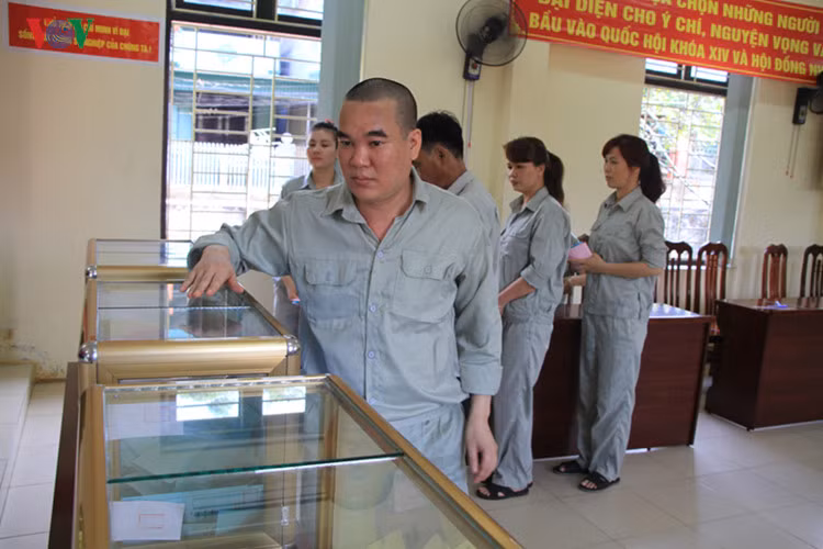 Lần đầu tiên các nghi phạm được đi bỏ phiếu Lần đầu tiên các nghi phạm được đi bỏ phiếu