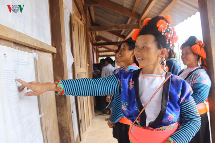Bà con bản Nậm Dắt (Sơn La) vui mừng trong ngày bầu cử Bà con bản Nậm Dắt (Sơn La) vui mừng trong ngày bầu cử