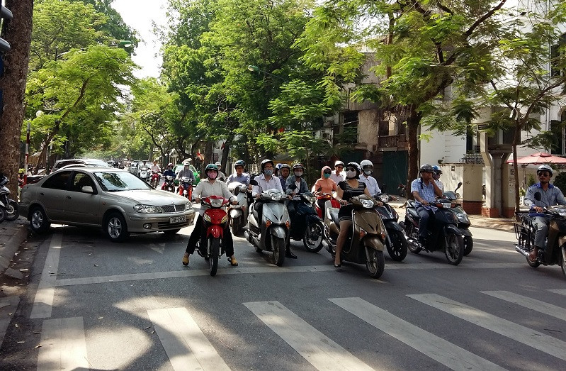 Trên phố Lý Thường Kiệt và Trần Hưng Đạo, xe ô tô được xếp chéo lấn hết lòng đường, gây bức xúc cho người tham gia giao thông. Thậm chí, Sở Giao thông Vận tải Hà Nội đã để cho đơn vị khai thác kẻ vạch coi xe tới tận đèn đỏ, gây cản trở giao thông. ảnh: Diệu Linh