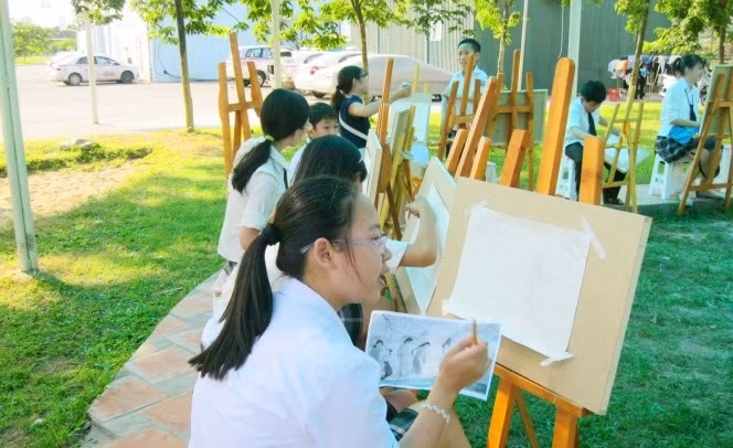 Học sinh Trường Quốc tế Newton được phát triển toàn diện về kiến thức, thể thao, âm nhạc, hội họa... ảnh: ngs.