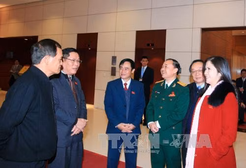 Các đại biểu dự Đại hội Đảng trao đổi bên lề kỳ họp. ảnh: TTXVN.