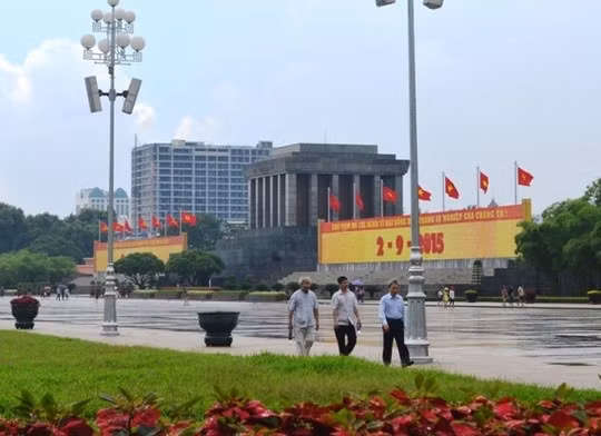 Nhà 8b Lê Trực nhìn từ lăng bác. ảnh: Người lao động.