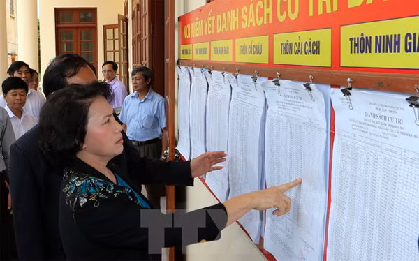 Chủ tịch Quốc hội Nguyễn Thị Kim Ngân kiểm tra công tác bầu cử tại xã Cổ Thành, thị xã Chí Linh, Hải Dương. ảnh: TTXVN.