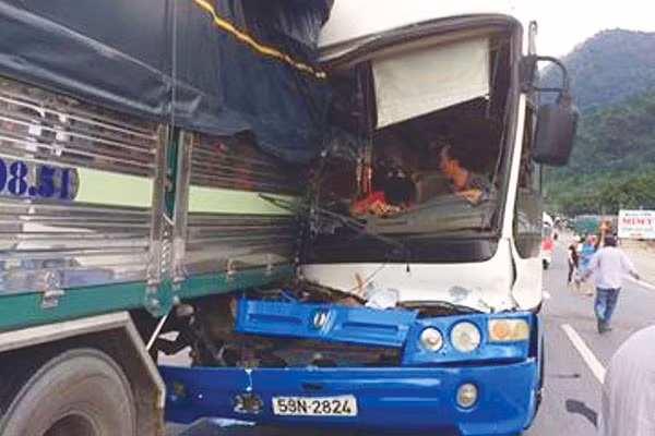 Lái xe Phan Văn Bắc dùng đuôi xe tải dìu xe khách xuống hết đèo an toàn. ảnh: Ngọc Hùng. Lái xe Phan Văn Bắc dùng đuôi xe tải dìu xe khách xuống hết đèo an toàn. ảnh: Ngọc Hùng.