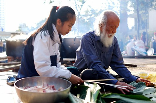 Những người thầy vĩ đại luôn biết cách truyền cảm hứng cho học trò. Trong ảnh là PGS.Văn Như Cương ở tuổi 80 vẫn tận tình dạy học trò cách gói bánh chưng. ảnh: Văn Thùy Dương. Những người thầy vĩ đại luôn biết cách truyền cảm hứng cho học trò. Trong ảnh là PGS.Văn Như Cương ở tuổi 80 vẫn tận tình dạy học trò cách gói bánh chưng. ảnh: Văn Thùy Dương.