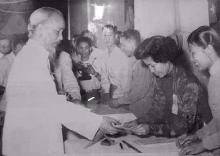 Chủ tịch Hồ Chí Minh nhận lá phiếu bầu cử QH và HĐND Khóa II ngày 8.5.1960 Chủ tịch Hồ Chí Minh nhận lá phiếu bầu cử QH và HĐND Khóa II ngày 8.5.1960