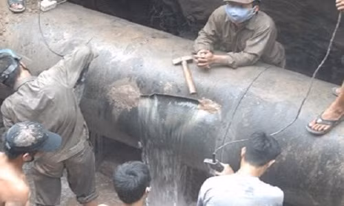Chi phí khắc phục sự cố vỡ đường ống nước Sông Đà lên đến hơn 13 tỷ đồng. ảnh: Hồng Liên.