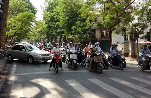 Trên phố Lý Thường Kiệt và Trần Hưng Đạo, xe ô tô được xếp chéo lấn hết lòng đường, gây bức xúc cho người tham gia giao thông. Thậm chí, Sở Giao thông Vận tải Hà Nội đã để cho đơn vị khai thác kẻ vạch coi xe tới tận đèn đỏ, gây cản trở giao thông. ảnh: Ngọc Quang.