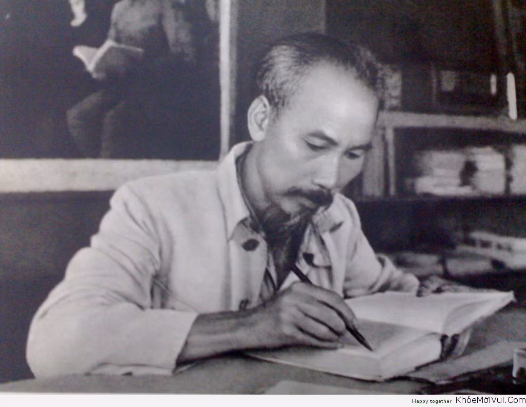 Chủ tịch Hồ Chí Minh, người sáng lập và rèn luyện Đảng Cộng sản Việt Nam, lãnh đạo nhân dân tiến hành cách mạng lập ra Nhà nước Việt Nam Dân Chủ Cộng Hòa. ảnh tư liệu.